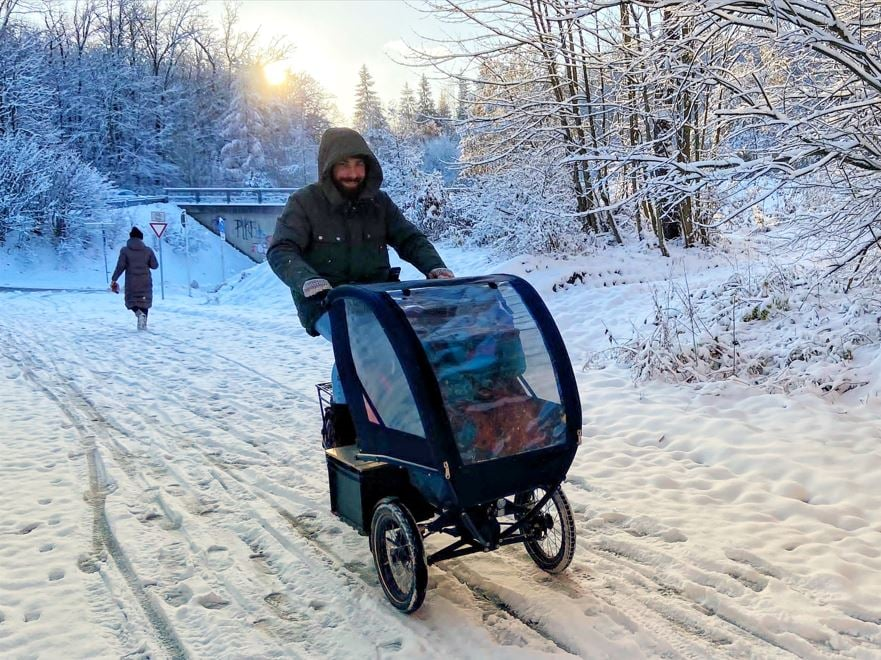 Chris radelt mit E-Lastenrad durch den Schnee