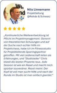 Kontinuierliche Weiterentwicklung ist Pflicht im Projektmanagement. Genervt von theoretischen Schulungen und auf der Suche nach echter Hilfe im Projektchaos, habe ich im Fitnessstudio für Projektleitende Sparringspartner getroffen. Mit viel Leidenschaft teilen sie Erfahrungen, und "Studioleiter" Chris kitzelt die letzten Prozente raus. Jede Session ist wie ein Reset und macht mich spürbar souveräner. Reset meint: Der Kopf ist voll man sucht Hilfe und nach der Runde im Studio ist man einfach geerdet.