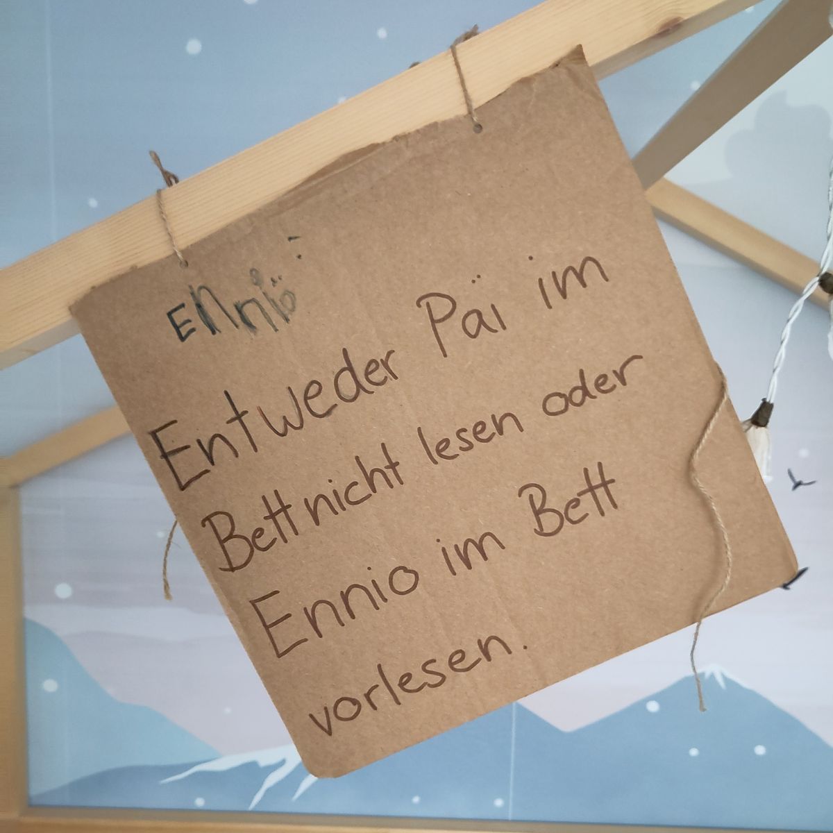 Das Bild zeigt einen Zettel mit folgendem Text: "Entweder Pai im Bett nicht lesen oder Ennio im Bett vorlesen"