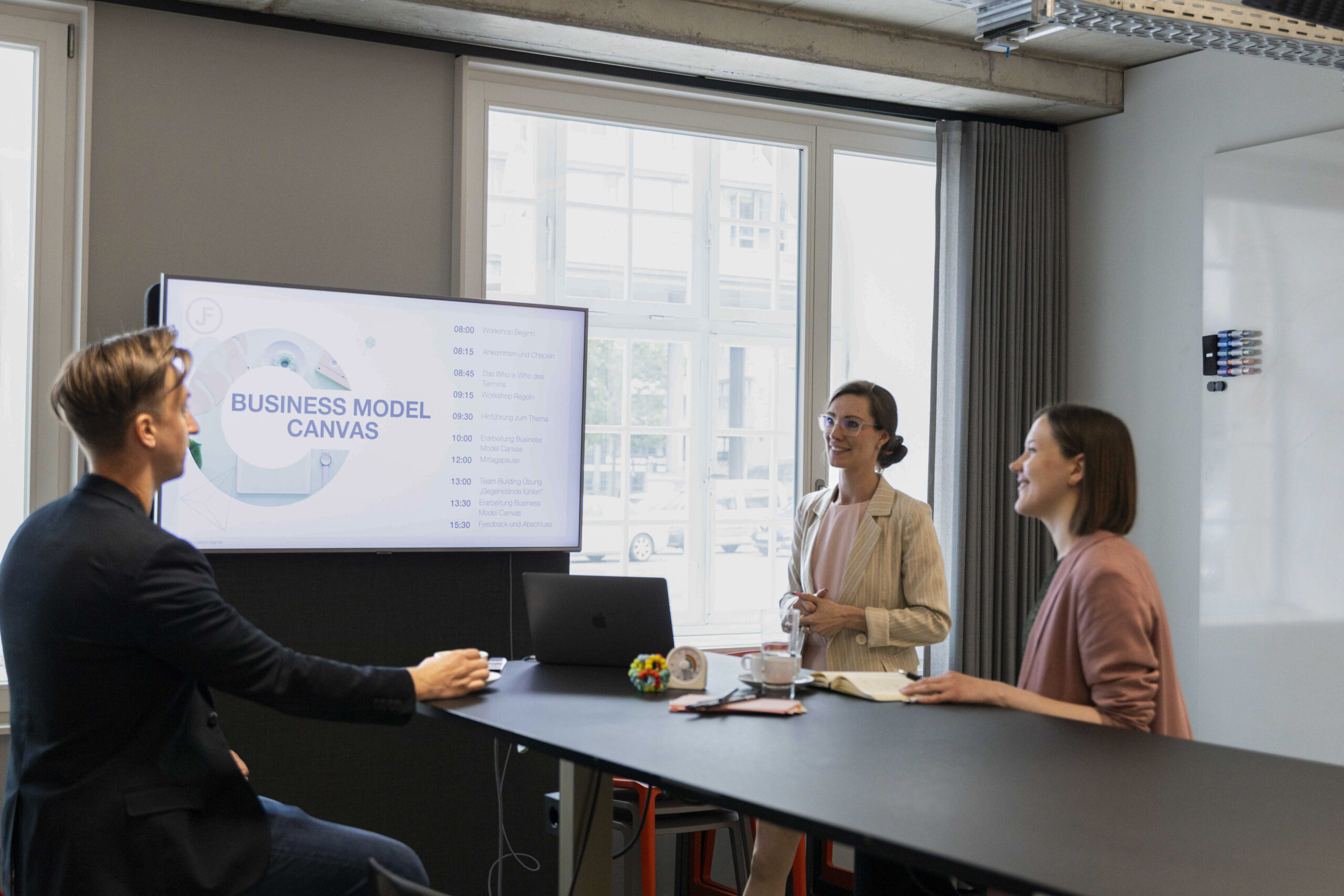 Janine Frank bei einem Kunden-Workshop zur Analyse von Marketing KPIs.