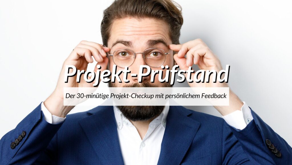 Projektleiter mit Brille steht für den Projekt-Prüfstand – den kostenlosen 30-Minuten Projekt-Checkup mit persönlichem Feedback