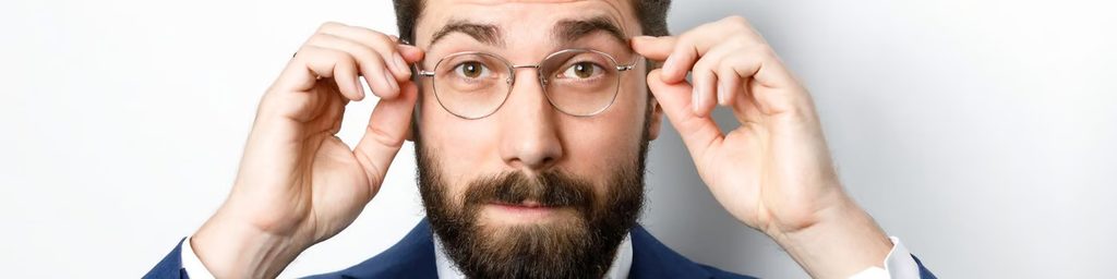 Projektleiter mit Brille wirkt nachdenklich und steht für die Frage, wie sich bessere Entscheidungen treffen lassen